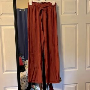 Straight leg Flowey pants with belt.